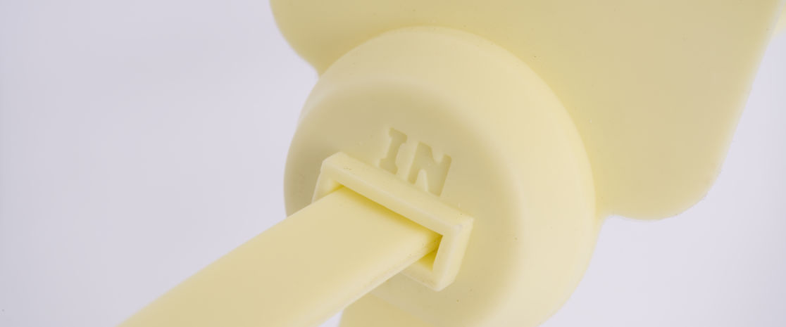 To increase ease of use, the SlickSeal has clear markings at the entry-point to prevent insertion at the wrong side of the seal.