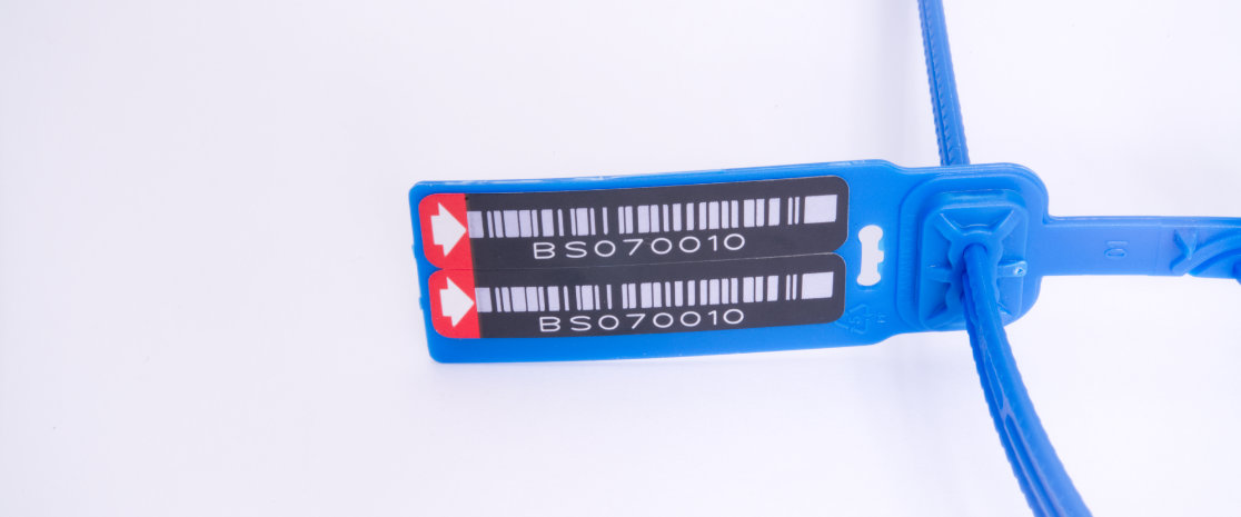 On the back of the Uni Bag, there are optional peel-off receipt labels. They are printed with the serial number and barcode of the seal.
