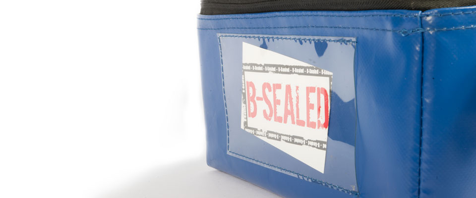 An externally accessible pocket can be used for slipping in notes or unsecured documents for easy reference.